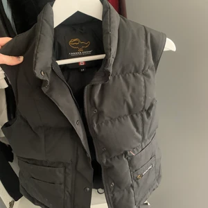 Canada goose väst - Äkta väst från Canada goose storlek S, köptes för 6000kr på NK säljs för 2000. Jätte bra skick❤️😍