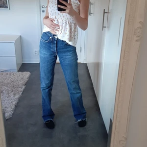 Jeans från zara - Säljer dessa jeansen från Zara. Dem är uppsydda, men är fortfarande lite långa för mig som är 160 cm lång. Dem är i nyskick och är jättefina. + frakt ( 96 kr )