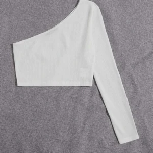 Vit one shoulder-topp i storlek xs - En ribbad långärmad one shoulder-topp, perfekt till sommaren. Jag älskar den men den är nu för liten. Köparen står för frakten men kan även mötas i Skåne.💕