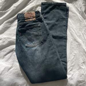 Supersnygga vintage Levis jeans, modell 501. Säljer då dom tyvärr är för små för mig. Svårt att se på lappen men tror storleken är 28/32, och alltså för små för mig som har storlek 36 i ex zarajeans😊 kan skicka fler bilder privat. Köparen står för frakten 📦 💓