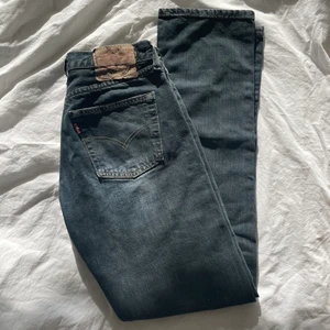 Levis jeans  - Supersnygga vintage Levis jeans, modell 501. Säljer då dom tyvärr är för små för mig. Svårt att se på lappen men tror storleken är 28/32, och alltså för små för mig som har storlek 36 i ex zarajeans😊 kan skicka fler bilder privat. Köparen står för frakten 📦 💓