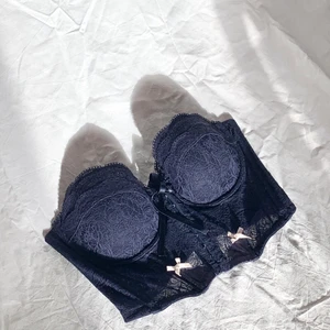 Söt korsettopp - En mörkblå korsettopp i fint skick och fina detaljer💗 Köptes här på plick och använts bara 1-2 tillfällen av mig. Om flera är intresserade blir det budgivning, och betalning sker via swish❤️ Kontakta mig om du har frågor🥰 (band medföljer)