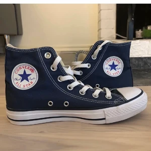 Mörkblåa converse stl 38 - Lägger upp dessa converse på nytt pågrund av oseriös köpare.                                                                                Säljer mina mörkblåa converse då dom är lite för små för mig. De är i ett väldigt bra skick, nästan som nya då dom är använda ett fåtal gånger. Köparen står för frakten, kan mötas upp i Stockholm