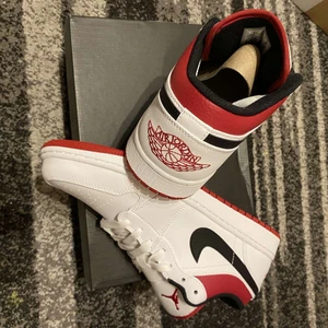 Jordan 1 lows  - Helt nya!  Skor skick: 10/10  Låda skick: 8/10  Storlek: 43  Pris: 1650kr 