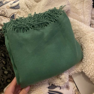 Halsduk - Superfin och mysig grön haldsuk. Den är även jättestor så skönt att ha på vintern. Oklart vilket märke då det inte finns lapp kvar. Inga hål eller fläckar så i bra skick. Färgen syns ganska dåligt på bilderna så är ni intresserade skicka meddelande!