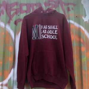 COLLEGE HOODIE!! 📸📸 - Säljer en riktig klassisk college hoodie från Marshall middle school i California.. Tröjan är i bra skick, trycket är lite slitet men det är inget som stör tröjan. Sjukt najs med tryck på ryggen också. Tröjan är M och skulle säga att den passar tts. Skulle uppskatta att tröjan är från tidigt 00-tal. Det är bara att skriva om du skulle undra något!! 📸🌱