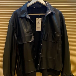 Skinnjacka ifrån zara  - skinnjacka/skjorta ifrån Zara⚡️ Aldrig använd och prislapp finns kvar!! Storlek L men passar allt ifrån en XS till L beroende på hur man vill att den ska sitta💕