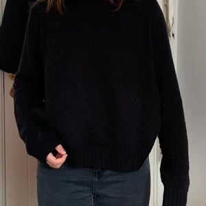 Vanligt stickad tröja  - Vanligt svart stickad tröja 