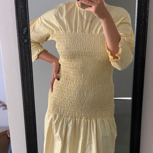 Klänning i gult - Sommarklänning i gult, går ner till knäna, aldrig använd🤎