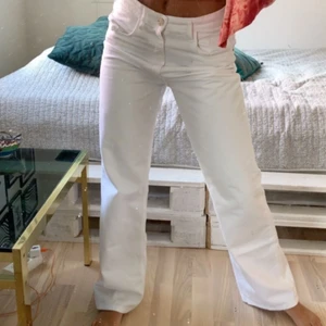En till bild på dom vita jeansen jag säljer  - Många intresserade så buda gärna. Passar 34-38 beroende på hur bagy man vill ha dom 