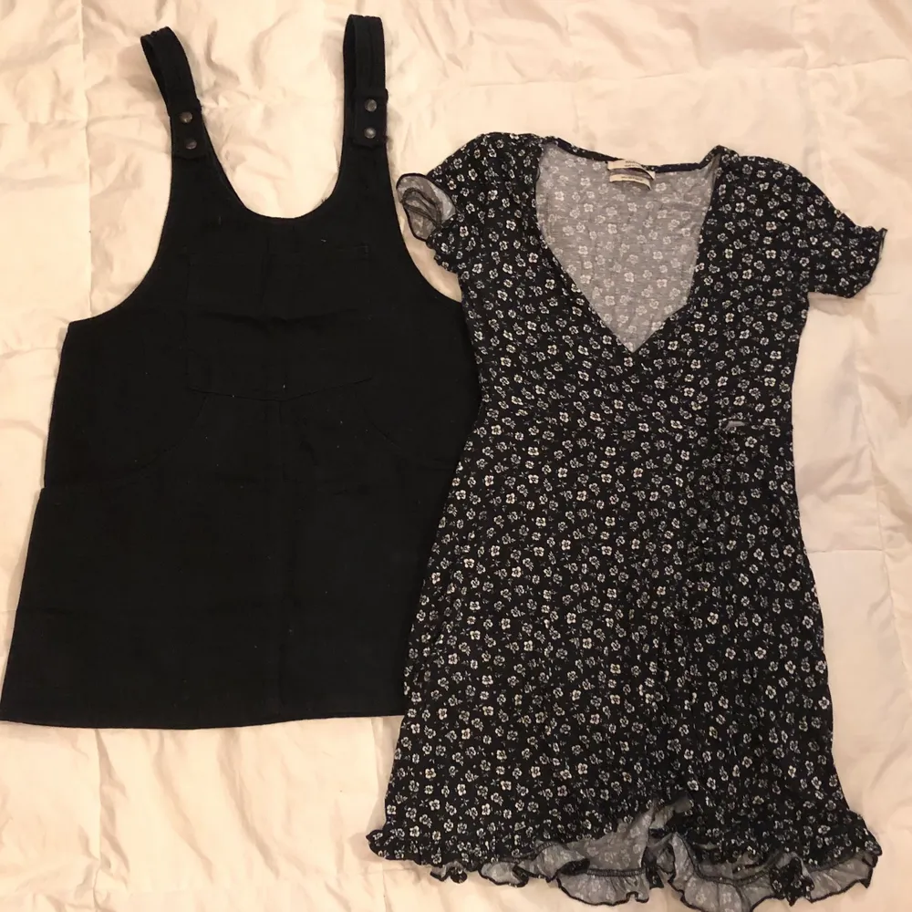 2 klänningar från Pull&Bear. Svarta i storlek M och blommiga storlek S.  70kr/styck eller båda för 100kr. Klänningar.