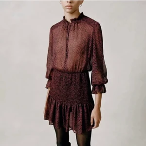 Zara klänning  - Använd 1 gång så superbra skick, sitter som på sista bilden då de e samma model, originalpris: 399kr!❤️❤️ slutsåld på zara!! HÖGSTA BUD : 190kr