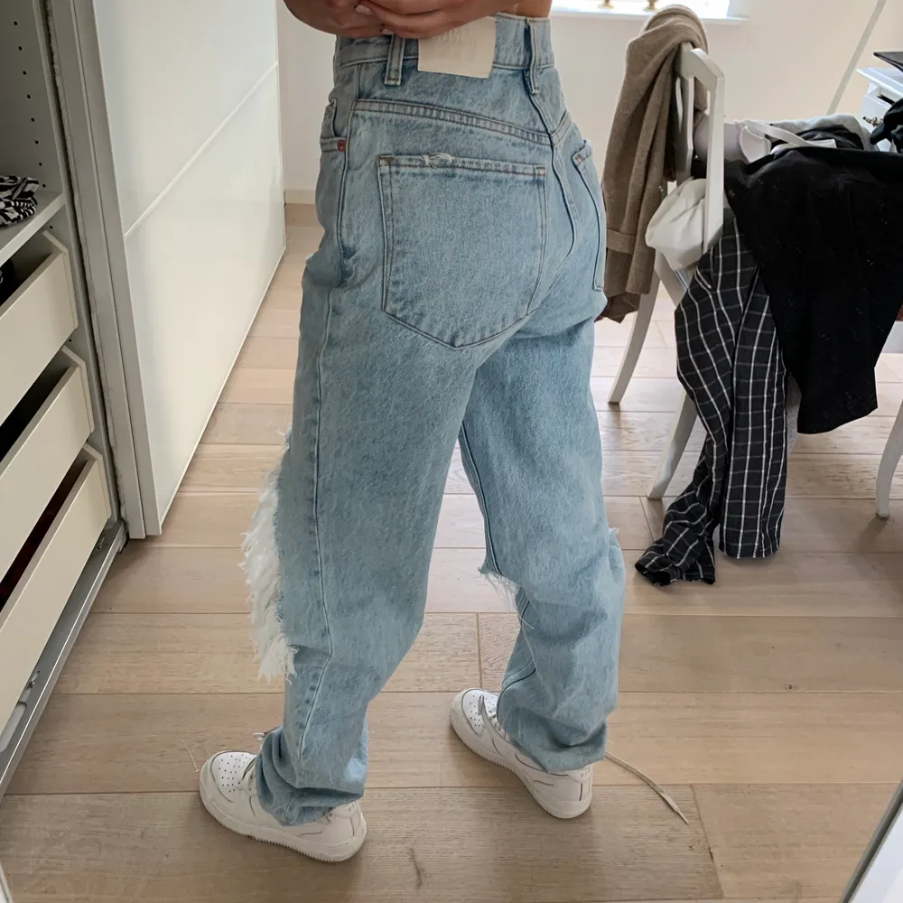 Säljer mina fina jeans ifrån Mango då de har blivit förstora för mig, de är i strl 32 och är väldigt långa i längden. Köptes för 600kr och mitt pris är 400kr ✨🤎. Jeans & Byxor.