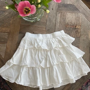 Vit volangkjol - Vit volangkjol som tyvärr va lite för kort för mig (177cm typ). Storlek M men sitter som S 💞 frakt 66kr 100% bomull