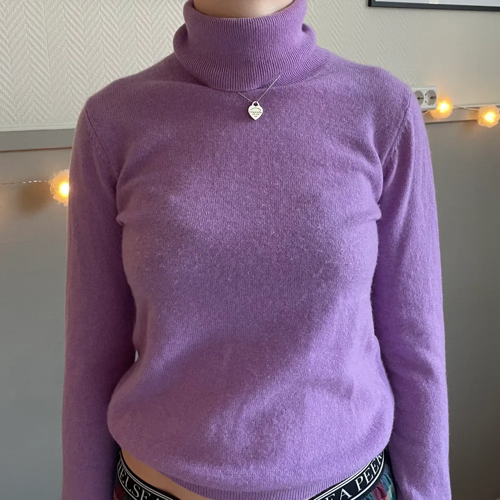 Super fin cashmere tröja i en super fin lila färg💜💜Jätte fin tills i sommar, men den är tyvärr för liten för mig:(( Skulle säg att det är en 36 i storleken. Tröjor & Koftor.