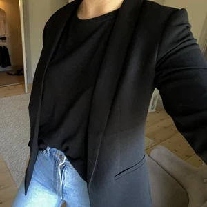 Svart kavaj  - En svart kavaj, passar till allt!! Kavajen är även fin som jacka när det är varmare ute🌟🌟 