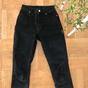 Jeans monki - 🪴Highwaist momjeans från monki i strl: 25, modell: Kimomo, skriv för fler bilder, pris kan diskuteras🪴