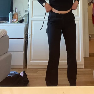 Kostymbyxor  - Kostymbyxor ifårn bikbok dem heter Vilma storlek 38 super sköna men säljer nu då de är lite tajta när jag sitter ner. Men ÄLSKAR 