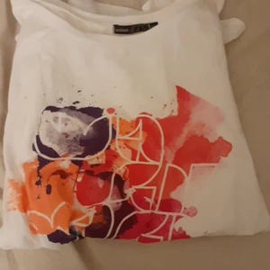 Over size - Vit over size t-shirt med ett färglatt tryck på, köparen står för frakten