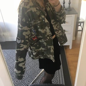 Trendig vårjacka - Säljer denna snygga vårjacka! Vet ej storlek men skulle säga att den sitter som L💞 Pris 250kr plus frakt (spårbar)