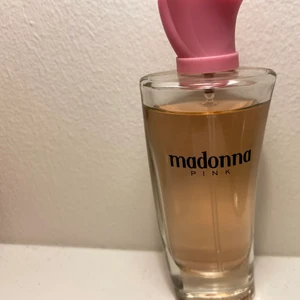 Parfym - Madonna parfym använt lite som ni ser på bilden. 