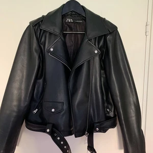 Zara skinnjacka  - Svinsnygg fake skinnjacka från Zara! Jättefin till både jeans och klänning🥰🥰 Storlek L sä därför lite mer oversized, men skulle säga att den passar alla med storlek XS-M beroende på hur man vill ha den😉 Pris går att diskuteras! 