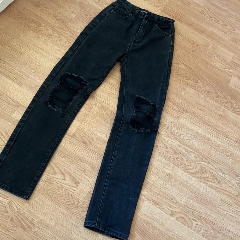 Säljer dem för dem har blivit för stora för mig så kan inte använda dem💞. Jeans & Byxor.