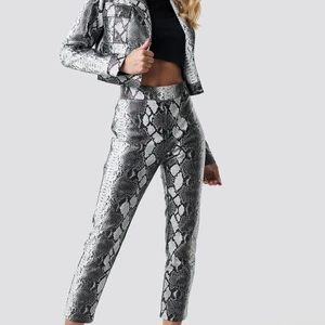 Svart/vita fake ormskinnsbyxor designad av Anna Nooshin - Jättesnygga byxor som tyvärr blivit för små för mig): De är designade av Anna Nooshin x na-kd och är helt slutsålda! De är som nya då jag endast använt de en gång. Köpta för ca 500kr.