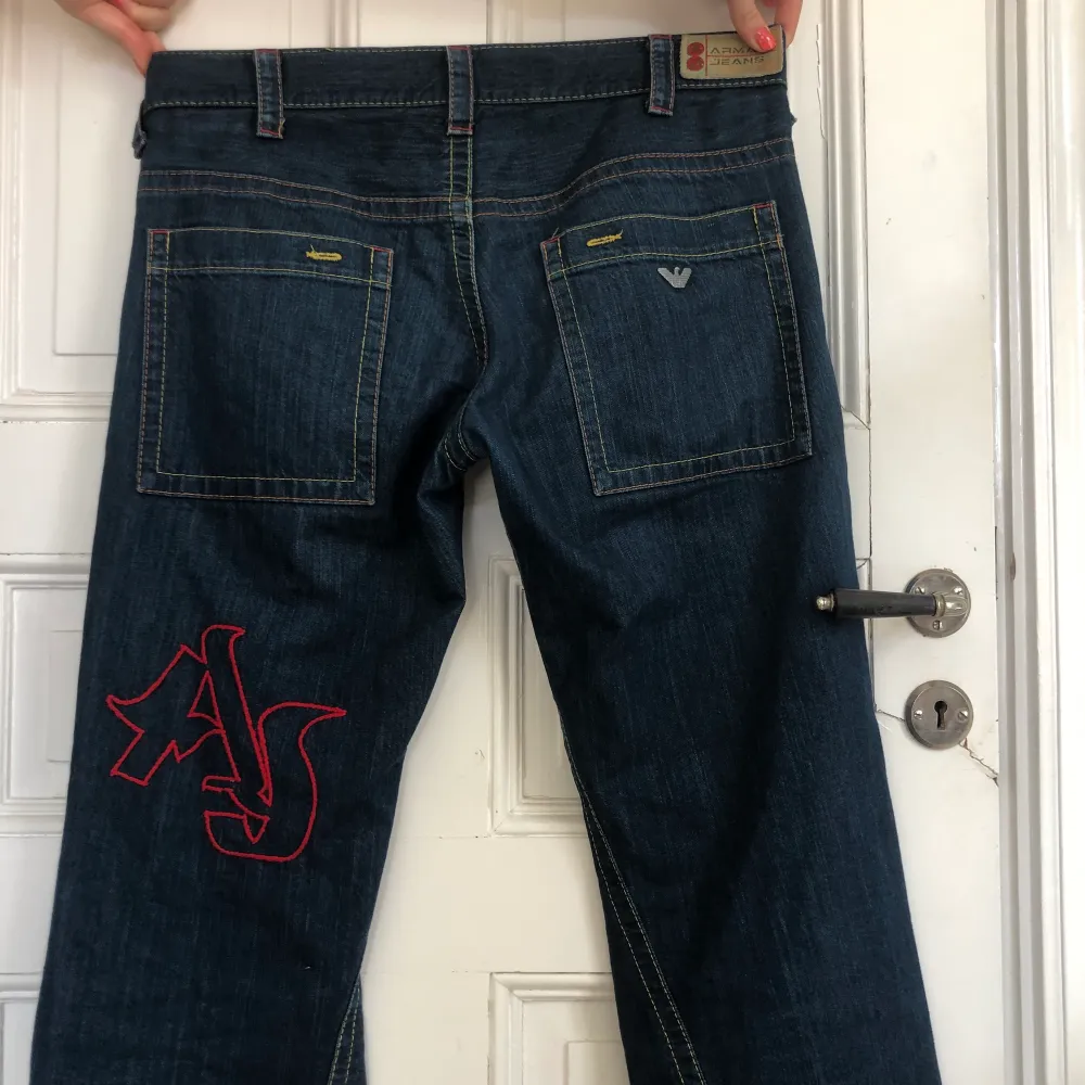Intressekoll på mina baggy jeans från Armani som är för stora för mig, om man vill att dem ska sitta lågmidjat är dem perfekta! Lite långa på mig som är 172 (första bilden lånad) dem har hål längst ner men de syns inte om man viker upp dem lite HÖSTA BUD: 550+frakt. Jeans & Byxor.