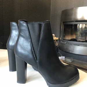 Svarta klackar  - Oanvända klackar från Tiamo Scorett som inte längre säljs,  orginalkartongen följer med. Storlek 40 men skulle säga att dom hade passat 39 också. Kan skickas, frakt ingår ej i priset 