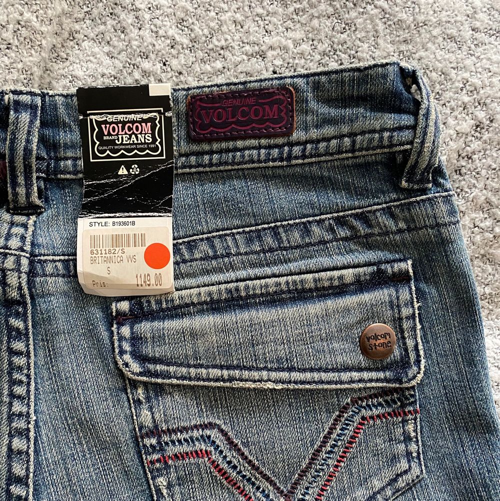 lågmidjade jeans från Volcom Stone🙌perfekt passform!!!! helt oanvända med prislapp kvar, nypriset var 1149kr och dessa finns inte att köpa nånstans längre. jag är ca 165cm💕. Jeans & Byxor.