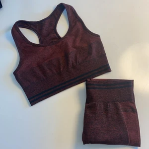 Rött träningssätt  - Träningsbyxor och sportbh från NA63, mörkrött. Nästan oanvända. 