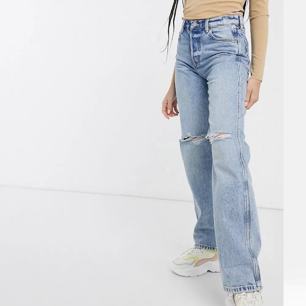 Jättefina jeans från & other stories i storlek 25. Köpta för 800 kr säljer 250. Köparen står för frakten som ligger på 65 kr och betalning sker via swish💕. Jeans & Byxor.