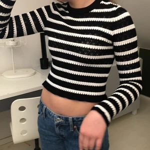 Trendig tröja!! - Säljer denna tröja, köpt på Plick, då den tyvärr inte satt helt som jag ville. Den är i inprincip nyskick! Köparen står för frakten, men jag kan även mötas upp vid Slussen, Stockholm. Kontakta mig vid frågor🤠💕 