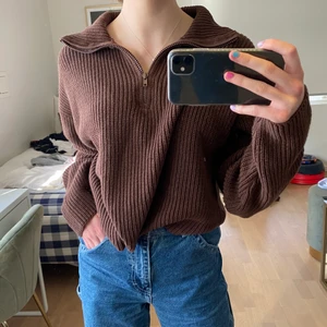 Stickad tröja från Collusion - Helt oanvänd brun stickad tröja med dragkedja från Collusion! Säljes endast pga att den inte kommer till användning. Skriv i dm för mer bilder! Köparen stör för frakten 💜💜 (sista två bilderna är lånade)