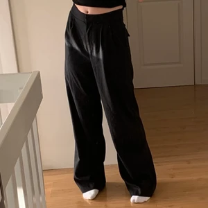 Kostymbyxor  - Svarta kostymbyxor från nakd. Strl:36! Jag är 173cm och de går ända ner i marken för mig! Köparen står för fraktkostnaden😊