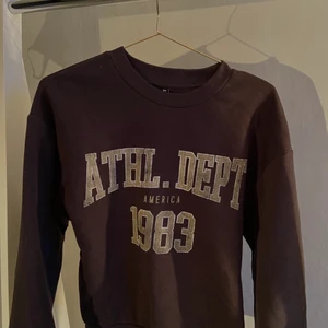 Gina Tricot sweatshirt strl. xxs - Skitsnygg sweatshirt från Gina Tricot, säljer pga kommer tyvärr inte till användning. Använd några tillfällen, och slut nästan överallt! Kom privat för fler bilder!💞