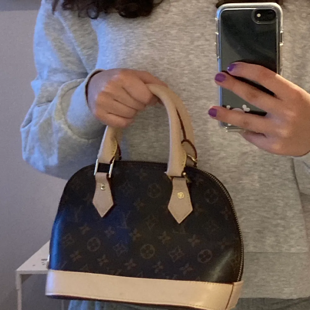 Fake Louis Vuitton väska i bra tillstånd. Den är originellt köpt på humana secondhand. . Väskor.