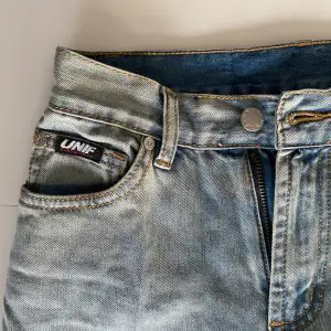 Säljer mina skitsnygga ”Str8 Jean” unif jeans från 2019 därför att jag ej använder de längre 🌈 säljs ej längre av unif. (d kaffe på första bilden 😔 ja tvättar de innan ja skickar svär)