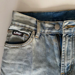 Unif Jeans - Säljer mina skitsnygga ”Str8 Jean” unif jeans från 2019 därför att jag ej använder de längre 🌈 säljs ej längre av unif. (d kaffe på första bilden 😔 ja tvättar de innan ja skickar svär)