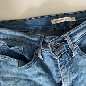Bootcuts Levi’s - De här gamla rackarna har varit med ett tag så de har ett par hål. Men om du är flitig med att sy så är det så gott som nya! t.o.m snyggt med lite hål här o där!