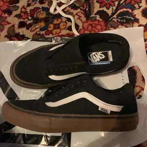 Vans Pro Old Skool - Nästan helt oanvända, köpta för ca 2 år sen. Väldigt bekväma men säljs då de aldrig kommer till användning. Skosnöre medkommer, men har tyvärr ingen låda💜 