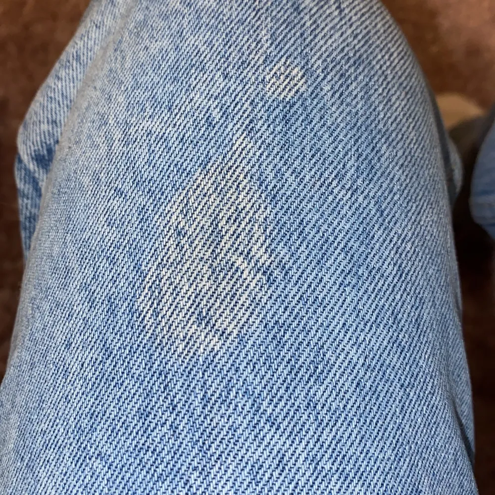 Zara midrise jeans i storlek 38 men passar 34/36/38 beroende på önskad passform! Knappt använda. Bud på 220 kr❤️ obs att en fläck finns, se bild 3, inget man egentligen märker vid användning, har inte prövat fläckborttagning på den heller❤️. Jeans & Byxor.