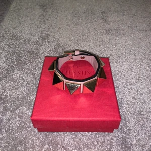 Valentino armband - Ljusrosa Valentino armband med stora guldiga nitar. Köpt på MyTheresa för 3500 kr. Äkthetsbevis finns!