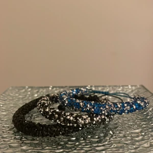 Armband - Säljer mina handgjorda armband som är justerbara☺️Passar perfekt som julklapp❤️🎄Denna design är väldigt exklusiv då jag aldrig har sett designen i Sverige❤️Den är inspirerad av festliga armband från USA😊Vid frågor, funderingar och fler bilder skriv privat❤️Säljer per styck☺️