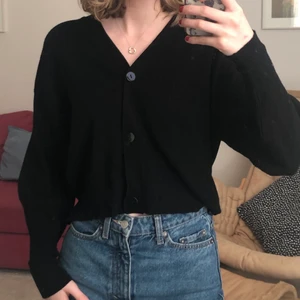 Svart kofta - Svart kofta med knappar från Zara. Storlek S. Jättefin passform. Gott skick❣️