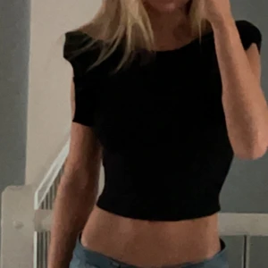 Svart topp - Svart top med volang på armarna. Köpt från zara för 100kr! 