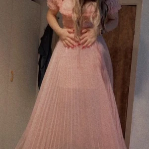 En helt ny klänning säljs  - Hej! Här kommer min underbara klänning. Jag köpte den för min förlovning och haft på mig den bara en gång. Jag har ändrat små saker på klänningen för att jag tyckte att den skulle se mycket mer finare ut. 