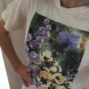 t-shirt med tryck - snygg oversize tisha med tryck💙❤️💜💛🧡💚 stor i storleken så skulle säga att den passar både xs,s och möjligtvis m