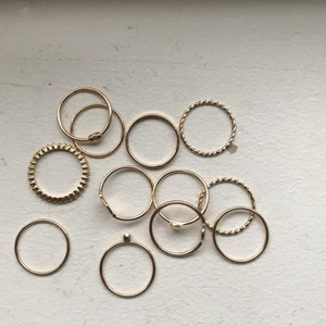guld ringar - massa fina guldfärgade ringar (11 st) i olika former o modeller💛💛💛💛💛 Alla 11 för 40, eller en för 4kr